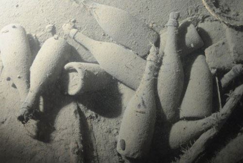 去年波罗的海深海底发现沉船所遗留的一批酒