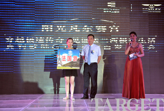 阳光城集团福州公司城区项目群总经理林孝兴先生，为来宾抽出当天的特等奖
