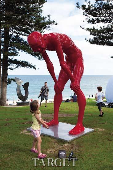世界最著名海滩雕塑展 陈文令斩获公共艺术大奖
