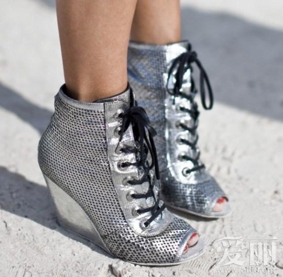 超级美鞋驾到 潮人示范打造性感美腿