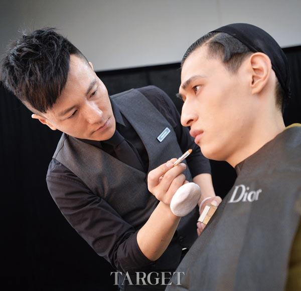 Dior彩妆师团队打造顶级时装秀妆容
