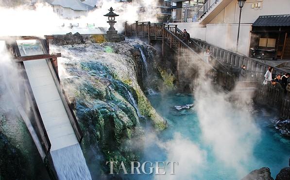 日本草津温泉　蜡烛石阶营造梦幻色彩