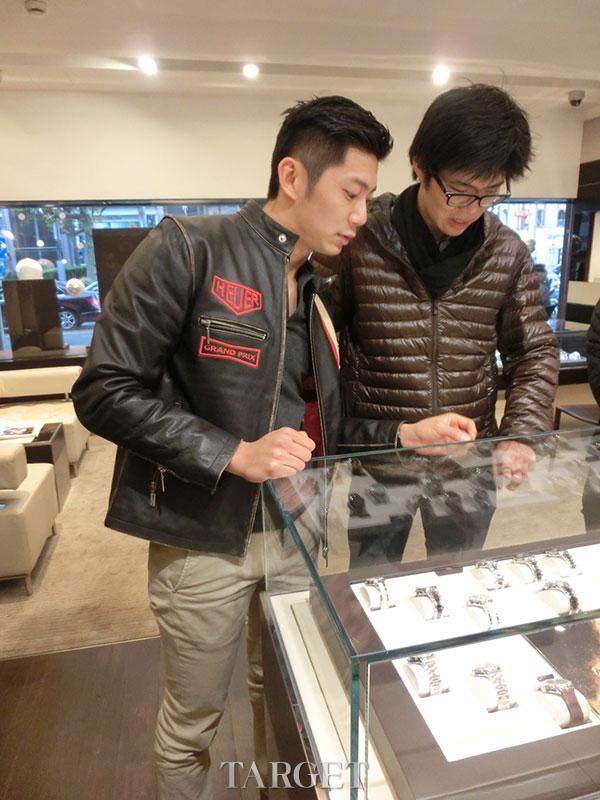 华裔第一F1赛车手、豪雅品牌之友董荷斌先生细心为顾客挑选并佩戴豪雅腕表。