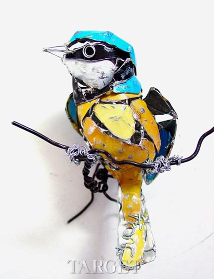 “废弃”雕塑形象逼真 小鸟造型成艺术观品