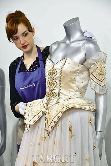 戴安娜王妃最美“童话”礼服花落外国博物馆