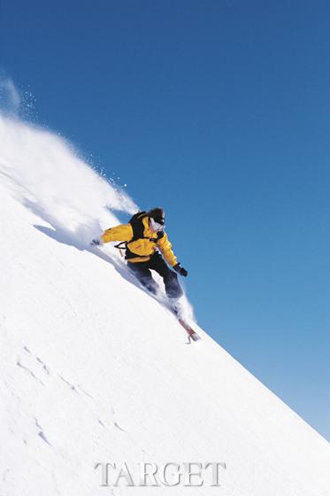 冬日滑雪如何上演陡峭斜坡“完美秀”？