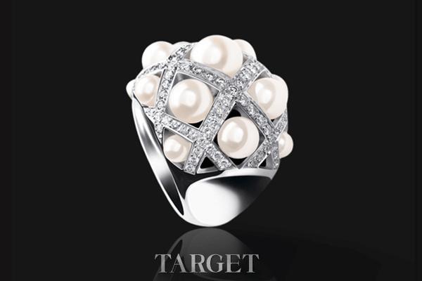 香奈儿（Chanel）用珍珠装饰春天