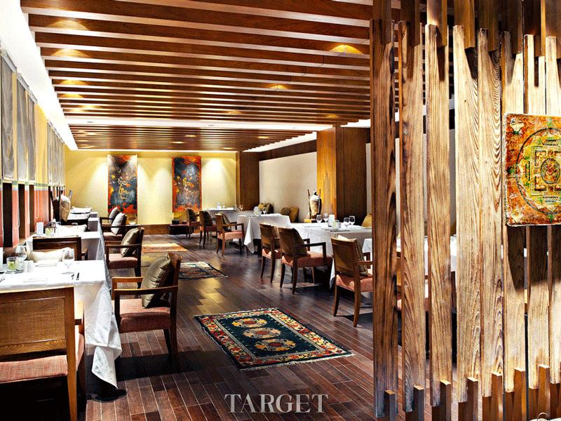 斯自康藏餐厅，环境轻松惬意，其天然木质装饰、传统艺术品和鲜明艳丽的色彩尽享当地特色文化韵味。