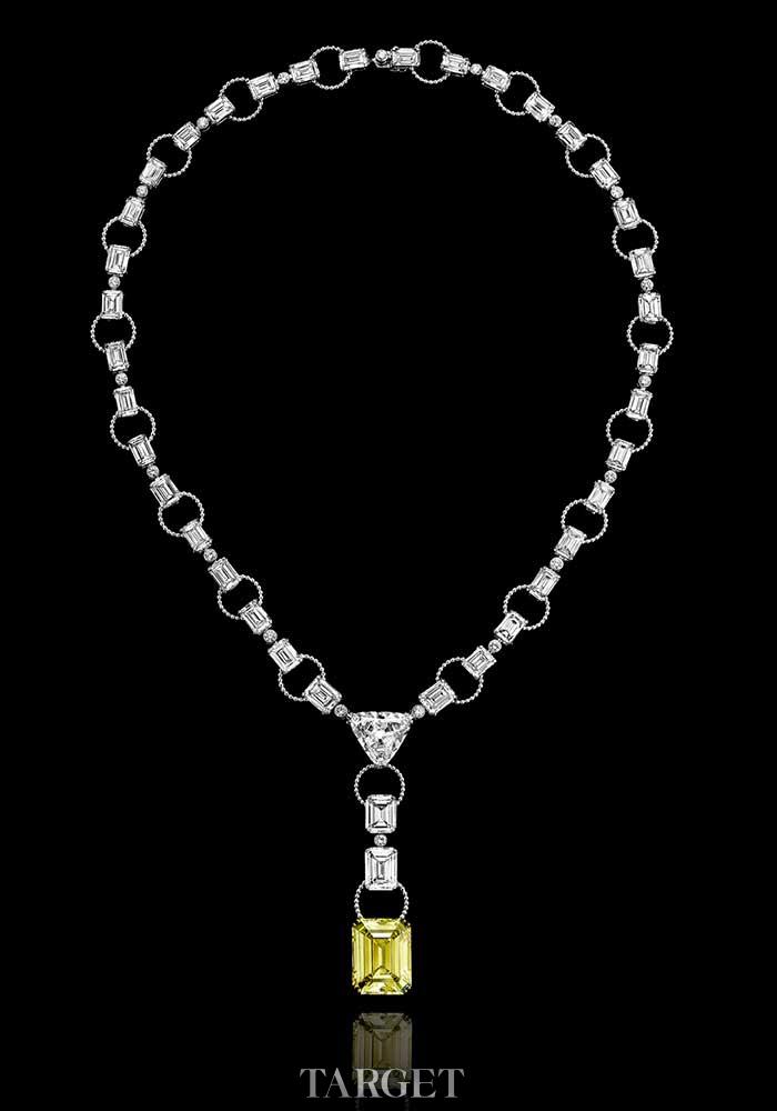 Alexandre Reza“Perlé TE”项链：包含一颗Emerald切割黄钻（14.45克拉）、一颗troïdia钻石（5.02克拉）、两颗Emerald切割钻石（分别重2.02克拉和2.46克拉）、三十六颗Emerald切割钻石（共计26.33克拉）和Brilliant切割钻石（共计1.03克拉）镶嵌在白金和黄金之上。