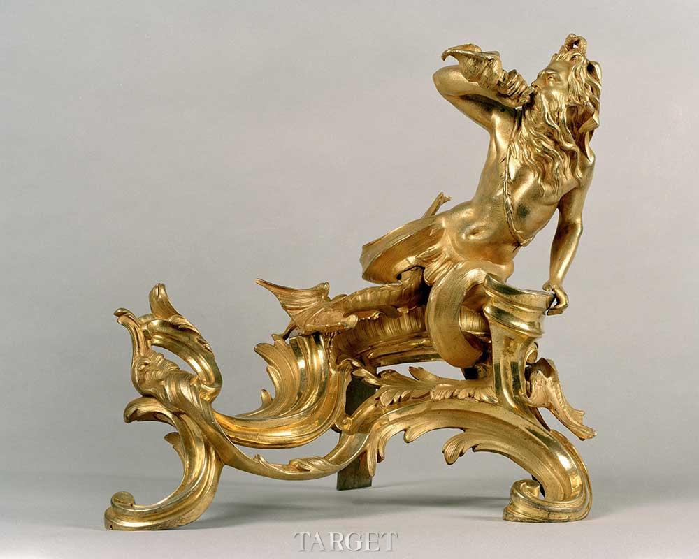 Galerie Kraemer：一对镀金青铜透雕柴架路易十五时期卢浮宫博物馆（Musée du Louvre）收藏有同款展品。