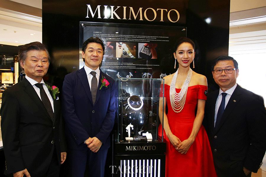 侯宏澜与MIKIMOTO品牌高层以及成都IFS总经理一起参观MIKIMOTO高级珠宝臻品展。