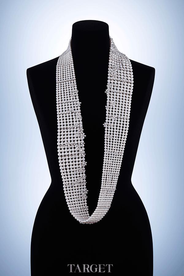 品名：Mebius　18K白金日本Akoya珍珠项链配钻石　设计灵感来自日本和服的腰带以及前领带，整条珠链上镶嵌樱花造型的钻石饰扣，尽显内敛，优雅的东瀛风采。