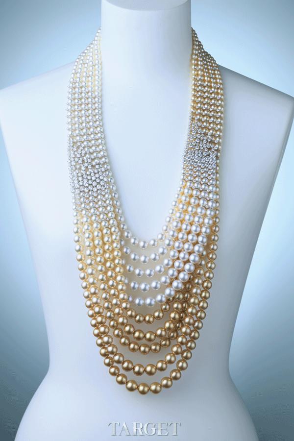 品名：金色幻想　MIKIMOTO 18K日本Akoya珍珠、金南洋珠、白南洋珠钻石项链　日本养珠：422 枚；金南洋珍珠：9.19-12.83mm (134 枚)　白南洋珍珠：9.11-11.91mm (94枚) ；钻石43.006 克拉　女士披肩式的珍珠项链环绕在颈部掀起一阵金色幻想。钻石和珍珠间的和谐唯美对比反差，白色到金色珍珠的优雅渐变演绎出此款顶级珠宝的主题旋律，让人印象深刻，奢华妩媚。