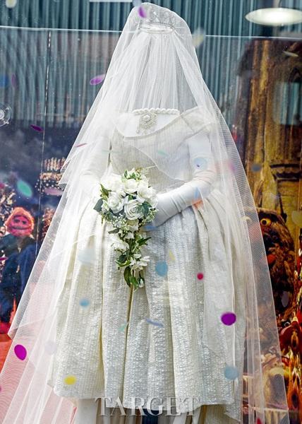 《布偶大作战2》猪小姐婚纱礼服HMV伦敦店展出