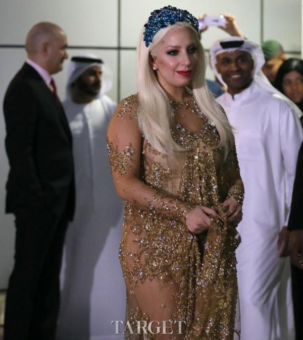 雍容华贵 Lady Gaga着纯金装饰礼服现身迪拜