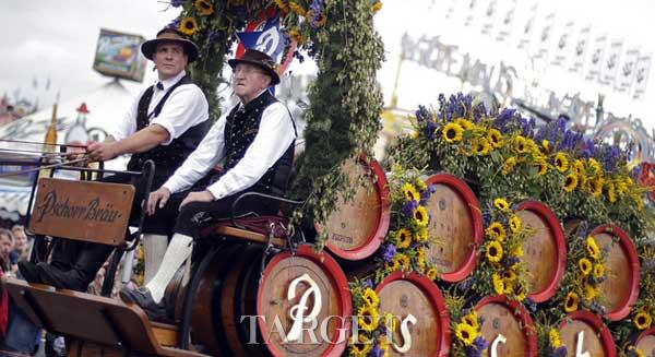 特色花车盛装游行 图赏德国慕尼黑啤酒节