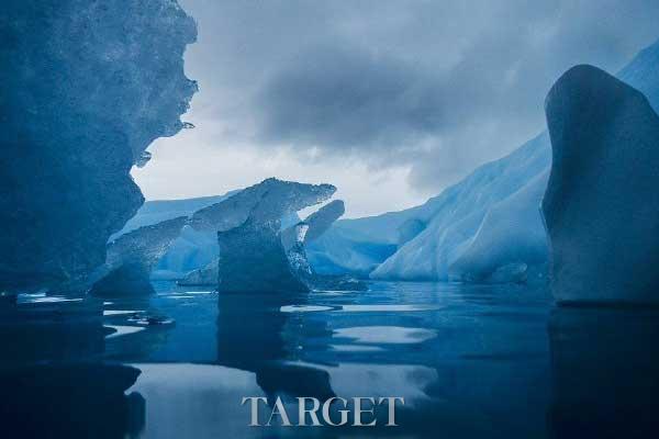搏击南极冰川海浪 感受美轮美奂的自然雕琢