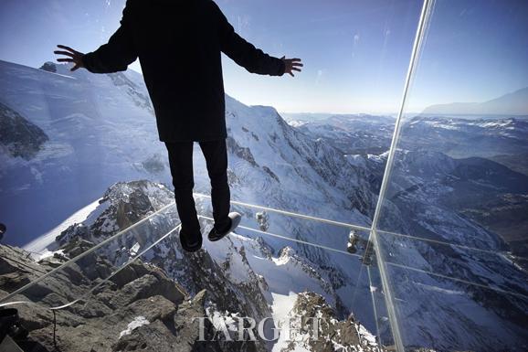 全球七大恐怖悬空玻璃步道 极致俯瞰美景