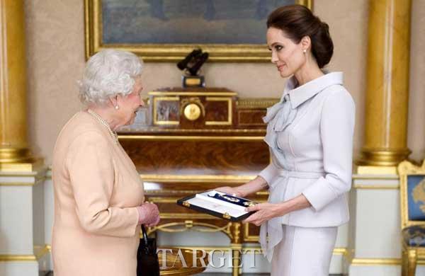 Angelina Jolie身着Ralph & Russo获封英国大十字勋章