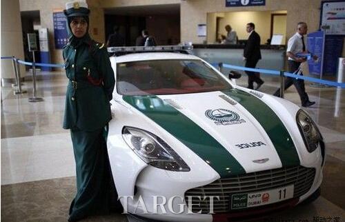 百万“白绿配”顶级跑车 迪拜打造全宇宙最奢侈警局