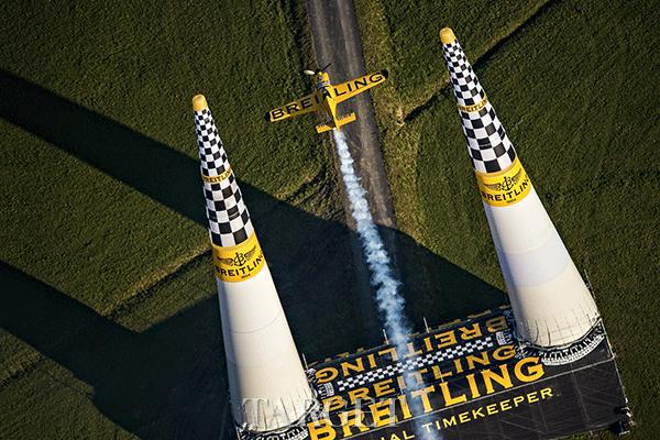 百年灵飞行员问鼎2014红牛特技飞行世锦赛年度总冠军