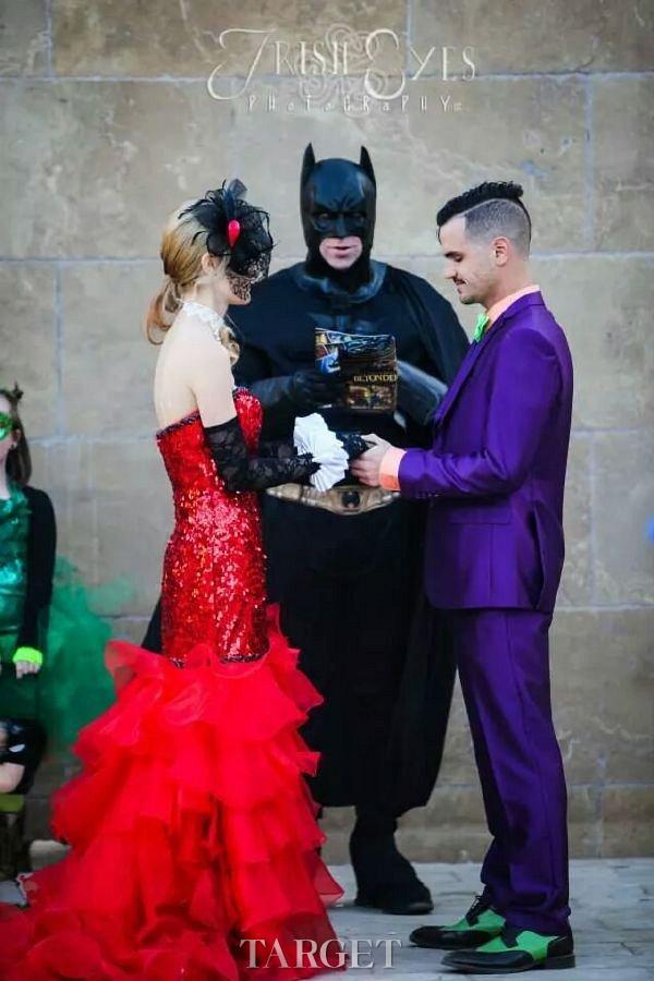 别致的漫画主题婚礼：蝙蝠侠主婚，各路英雄捧场！