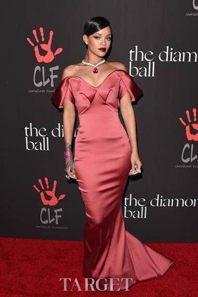 蕾哈娜（Rihanna）佩戴萧邦高级珠宝亮相慈善基金会