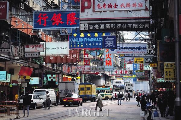 那么《志明与春娇》中到巷子里抽烟则成为了如今香港人最容易产生爱情