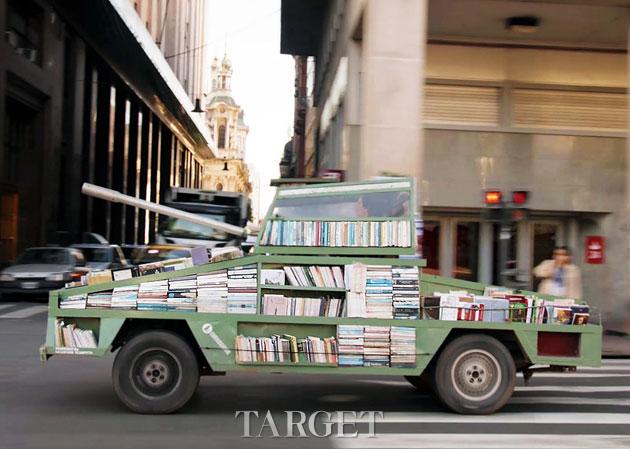 “坦克图书馆”：以文学包裹重型武器