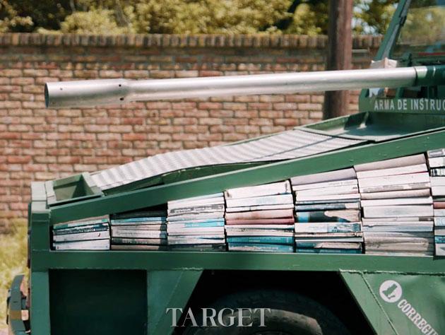 “坦克图书馆”：以文学包裹重型武器
