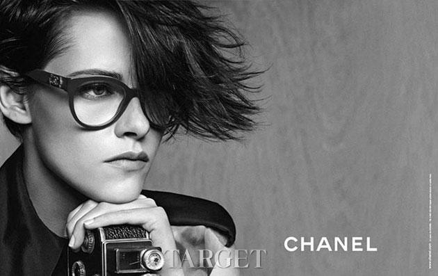Kristen Stewart佩戴Chanel眼镜化身摄影记者