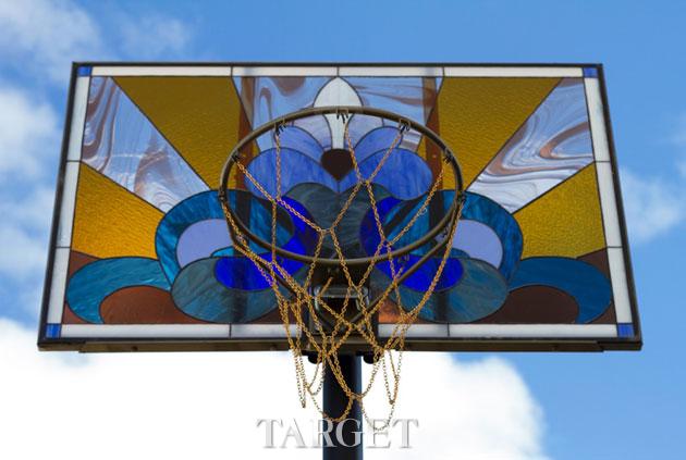 饰以Tiffany风格彩色玻璃 手工篮板表达生活态度