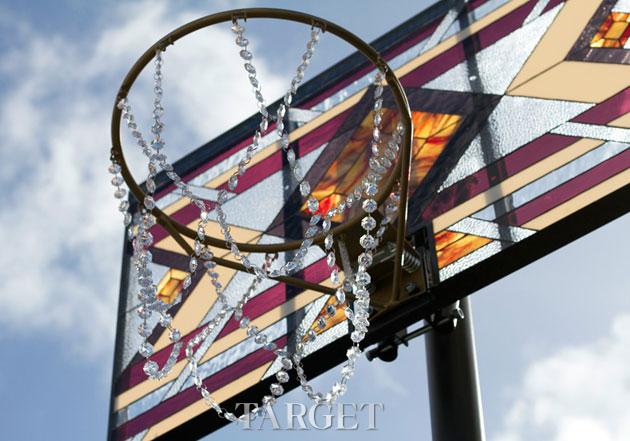 饰以Tiffany风格彩色玻璃 手工篮板表达生活态度