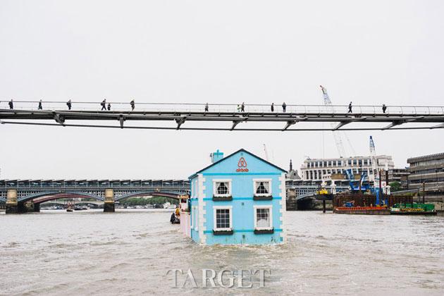 沿泰晤士河一路航行的“水上漂浮屋”
