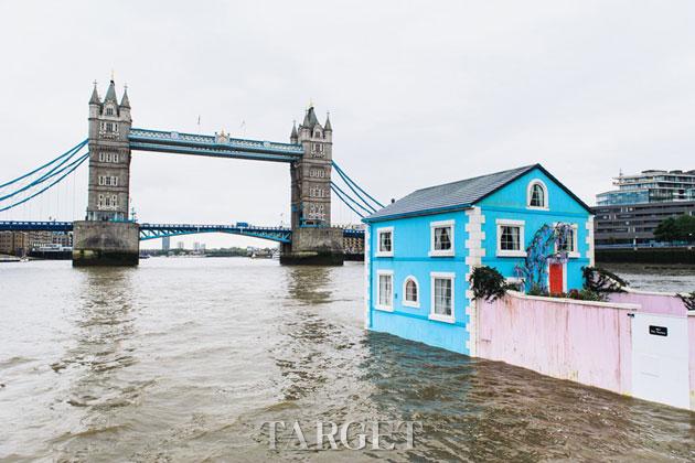 沿泰晤士河一路航行的“水上漂浮屋”