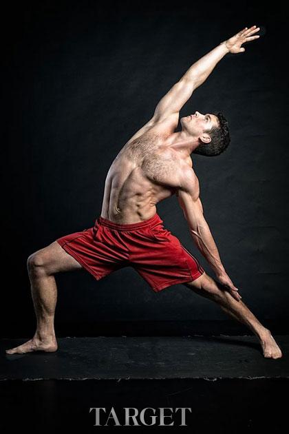 塑造完美肌肉线条 男性瑜伽助你伸展减压