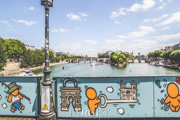 以现代艺术的方式装饰巴黎的“爱情锁”桥
