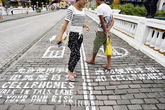 城市Texting Lane——重度手机依赖者的出行法则