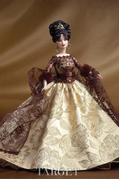 梦幻礼服、贴身洋装……图赏迪拜芭比娃娃服装展