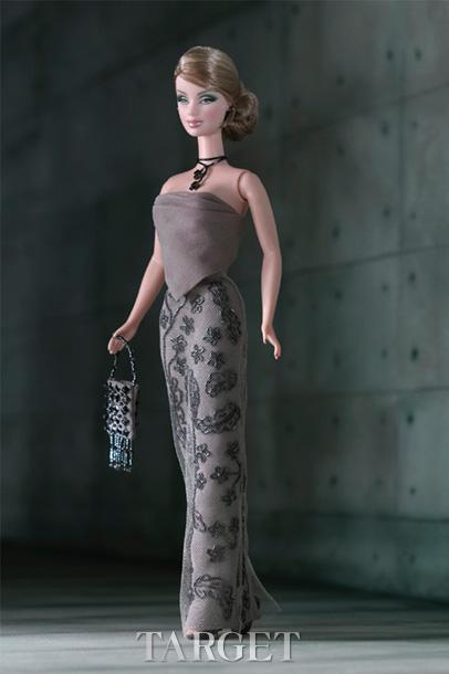 梦幻礼服、贴身洋装……图赏迪拜芭比娃娃服装展