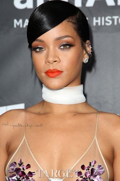 乐坛天后Rihanna的唇色色卡，你能HOLG住哪个？