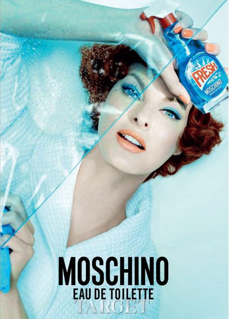 Linda Evangelista以50s主妇装演绎Moschino香水