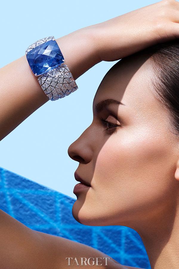 ROMANOV。作为Étourdissant Cartier高级珠宝系列的又一亮点， 具有传奇色彩的罗曼诺夫蓝宝石在卡地亚手上再现夺目风采。