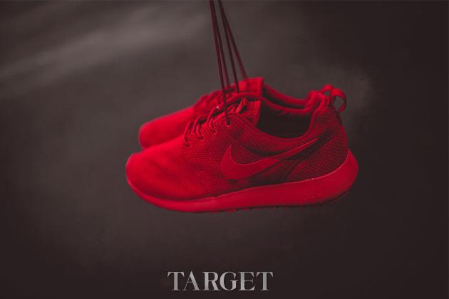 Varsity Red Nike为圣诞节献上纯红Roshe One