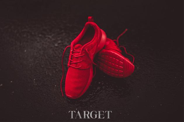 Varsity Red Nike为圣诞节献上纯红Roshe One