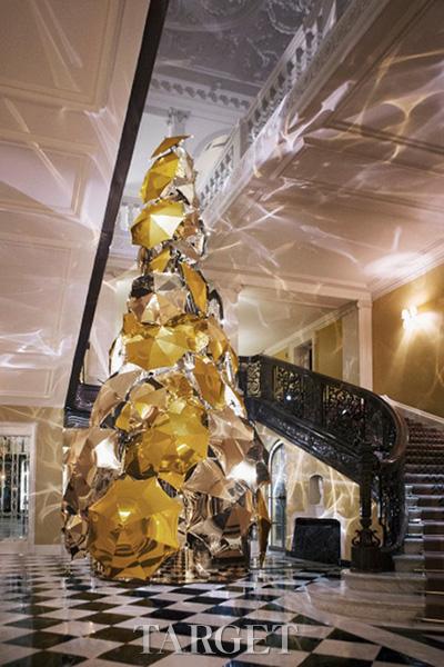 Burberry设计总监为Claridge’s Hotel设计圣诞树