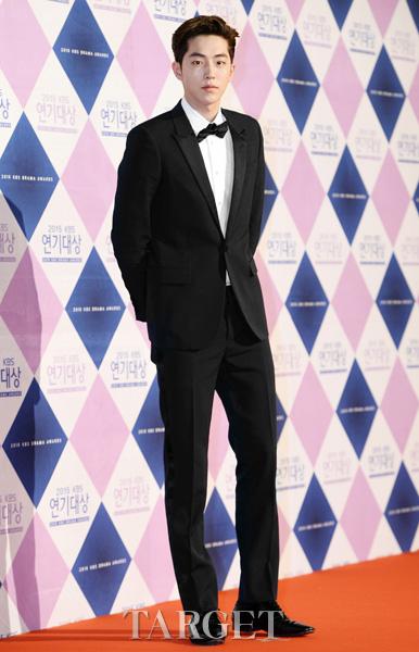南柱赫身着圣罗兰出席“2015KBS演技大赏”颁奖典礼