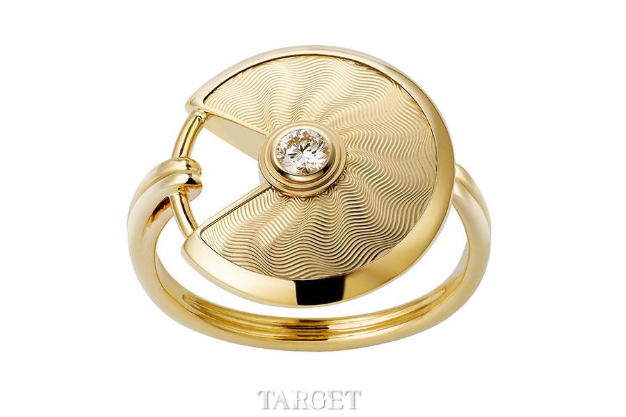 Amulette de Cartier系列扭索雕纹金戒指　18K黄金，中央主钻为圆形明亮式切割，重0.09克拉。