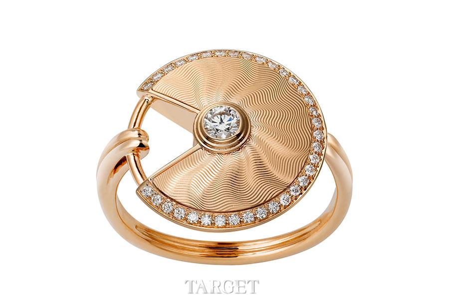 Amulette de Cartier系列扭索雕纹金戒指　18K玫瑰金，镶嵌36颗圆形明亮式切割钻石，总重0.18克拉。