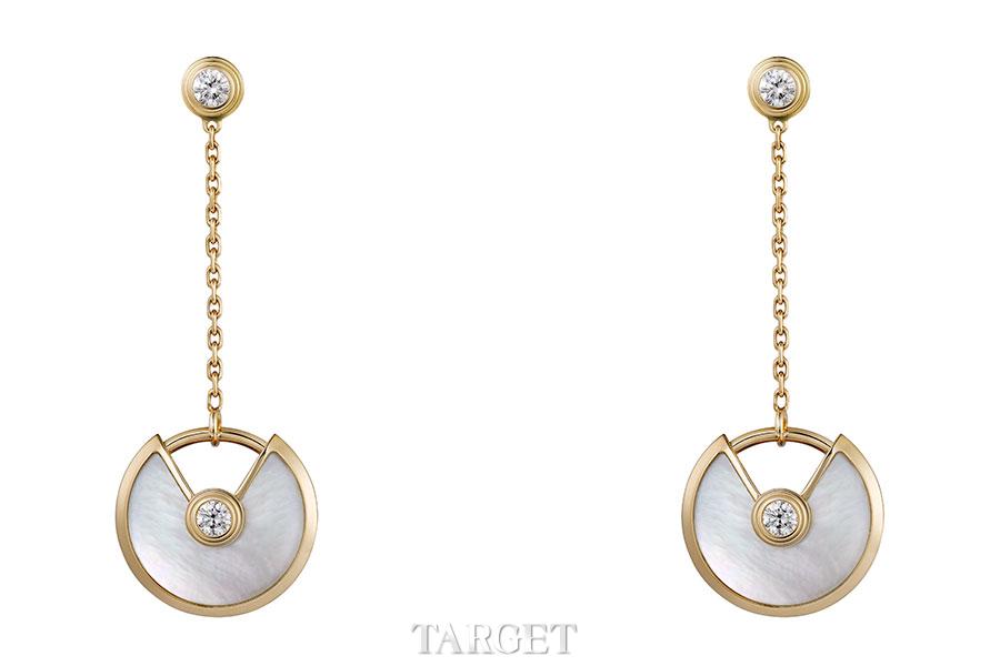 Amulette de Cartier系列珍珠母贝耳环，超小号款　18K黄金，白色珍珠母贝，镶嵌4颗圆形明亮式切割钻石，总重0.14克拉。